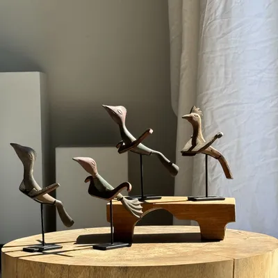 Sculptures, statuettes et miniatures - Oiseau décoratif traditionnel indonésien en bois sur socle - OFFICE OBJETS