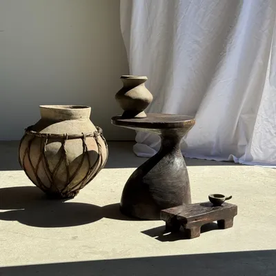 Vases - Petit vase en terre cuite brutaliste artisanal piédouche indonésien - OFFICE OBJETS