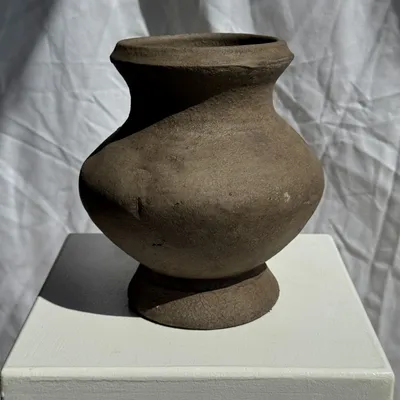 Vases - Petit vase en terre cuite brutaliste artisanal piédouche indonésien - OFFICE OBJETS
