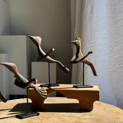 Sculptures, statuettes and miniatures - Traditional Indonesian wooden decorative bird on a base - OFFICE OBJETS