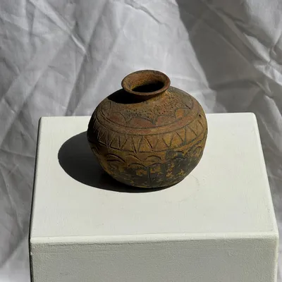 Vases - Petit vase rond ancien en terre cuite gravée, polychromie indonésien - OFFICE OBJETS