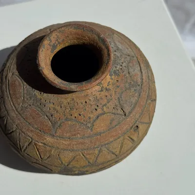 Vases - Petit vase rond ancien en terre cuite gravée, polychromie indonésien - OFFICE OBJETS