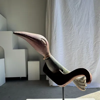 Sculptures, statuettes et miniatures - Oiseau décoratif traditionnel indonésien en bois sur socle - OFFICE OBJETS
