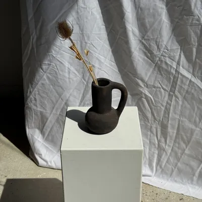 Vases - Vase soliflore en céramique noir à anse en terre cuite indonésien H17 - OFFICE OBJETS