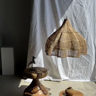 Sculptures, statuettes et miniatures - Oiseau décoratif traditionnel indonésien en bois sur socle - OFFICE OBJETS