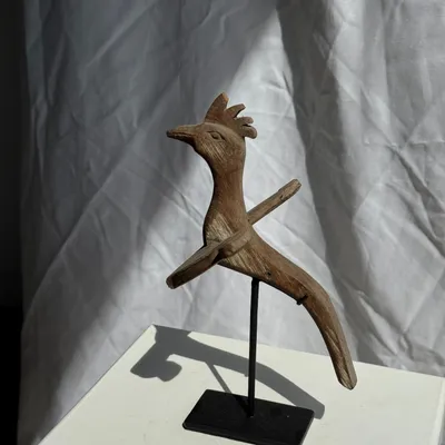 Sculptures, statuettes et miniatures - Oiseau décoratif traditionnel indonésien en bois sur socle - OFFICE OBJETS