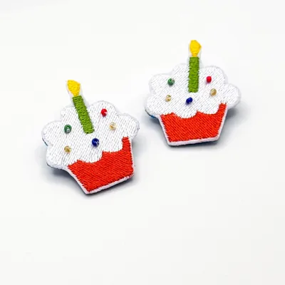 Kids accessories - Happy Birthday” embroidered cupcake brooch - A sweet breath - PETIT POIRIER