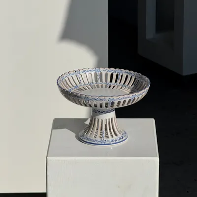 Plats et saladiers - Corbeille à fruits à décors bleus en faïence blanche H14 - OFFICE OBJETS