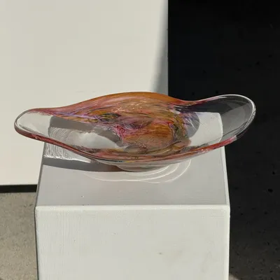 Plats et saladiers - Longue coupe en verre soufflé rose contemporaine Carlos Vieira L32 - OFFICE OBJETS