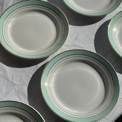 Assiettes au quotidien - Lot de 7 assiettes plates anciennes en faïence turquoise et liseré - OFFICE OBJETS