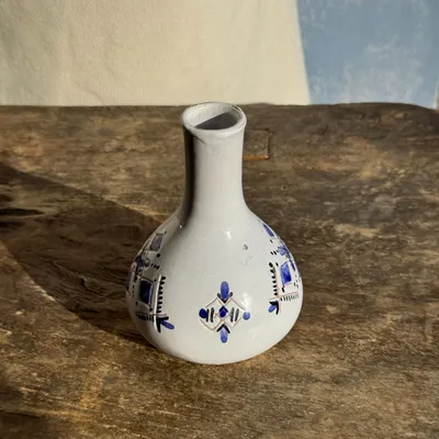 Vases - Petit vase soliflore vintage blanc à motifs géométriques bleus H12 - OFFICE OBJETS