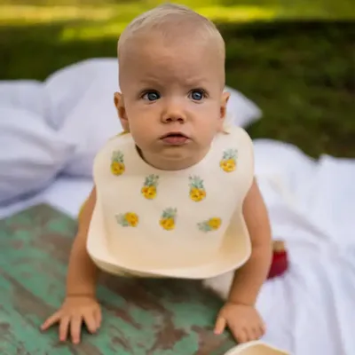 Repas pour enfant - Bavoir Ramasse Miettes - L'Ananas Victoria - POP ET SES FRÈRES