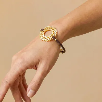 Bijoux - Bracelet anneau nacre dorée cordon chocolat - Corallium - NATURE BIJOUX
