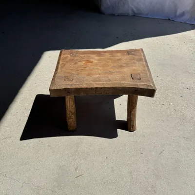 Tabourets - Petit stool, tabouret d'appoint rectangulaire arquée en teck massif - OFFICE OBJETS