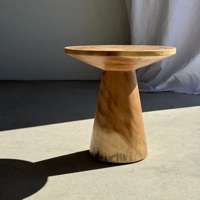 Tables basses - Table d'appoint en suar massif naturel (monoxyle) piètement conique - OFFICE OBJETS
