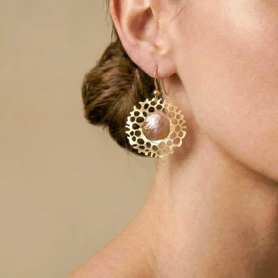 Bijoux - Boucles d'oreilles crochets pendant nacre dorée ajourée - Corallium - NATURE BIJOUX