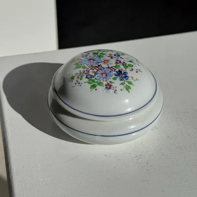 Boîtes de conservation - Bonbonnière en porcelaine au couvercle décoré de fleurs D10 - OFFICE OBJETS