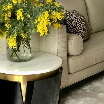 Tables pour hôtels - Moon Table d'appoint ronde,Plateau Onyx Blanc, Détails Laiton Brossé - DUISTT