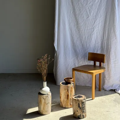 Autres tables  - Petite table d'appoint en bois pétrifié blanche incrustée de noir H28 - OFFICE OBJETS