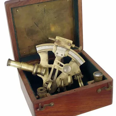 Decorative objects - Sextant in old wooden box, antique brass finish - TRADE WINDS