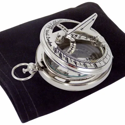 Decorative objects - Nickel finish sundial mounted onto a pocket compass, delivered in vlevet pouch, diam. 1"3/4 - TRADE WINDS