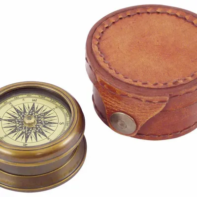 Objets de décoration - Compas laiton vieilli, diam. 5.5 cm dans vieil étui cuir - TRADE WINDS