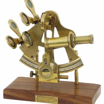 Objets de décoration - Sextant laiton vieilli sur base bois, H.15, L.15 cm, l.7.5 cm - TRADE WINDS