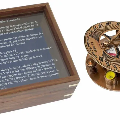 Objets de décoration - Cadran solaire a boussole, laiton vieilli, dans coffret bois, diam 7.5 cm - TRADE WINDS