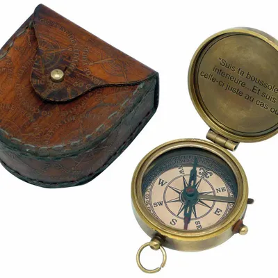Objets de décoration - Boussole laiton vieilli, D.5 cm av bloqueur d'aiguille, livrée ds étui cuir embossé rose des vents, à porter à la ceinture - TRADE WINDS