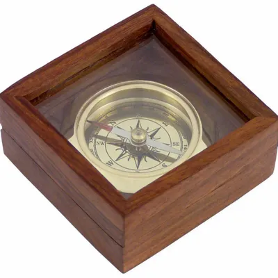 Objets de décoration - Boussole laiton brillant, D. 4.5 cm ds coffret bois, couv. transp - Dim. 7.5x7.5x3.5 cm - TRADE WINDS