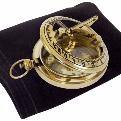 Objets de décoration - Cadran solaire sur boussole laiton brillant, D. 4.5 cm ds pochette velours - TRADE WINDS