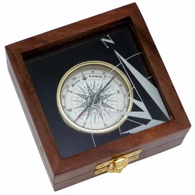 Decorative objects - Brass finish compass inside an engraved window box, diam. of the compass 2” - dim. of the box 3”1/2x3”1/2x1”1/2 - TRADE WINDS