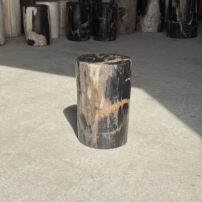 Autres tables  - Petite table d'appoint en bois pétrifié noire stries beiges H28 D18 - OFFICE OBJETS