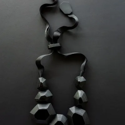 Cadeaux - Bijoux de cuir - Collier MONOLITH - SOPHIE • TERRIERE BIJOUX DE CUIR