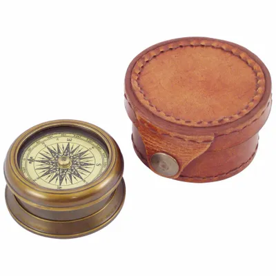 Objets de décoration - Compas laiton vieilli, diam. 5.5 cm dans vieil étui cuir - TRADE WINDS