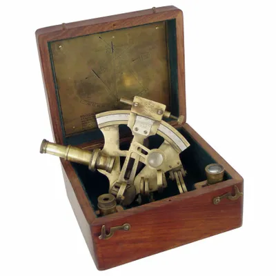 Decorative objects - Sextant in old wooden box, antique brass finish - TRADE WINDS