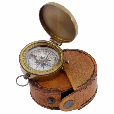Decorative objects - Antique brass finish compass, inside its leather pouch diam. 2" - TRADE WINDS