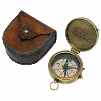 Objets de décoration - Boussole laiton vieilli, D.5 cm av bloqueur d'aiguille, livrée ds étui cuir embossé rose des vents, à porter à la ceinture - TRADE WINDS