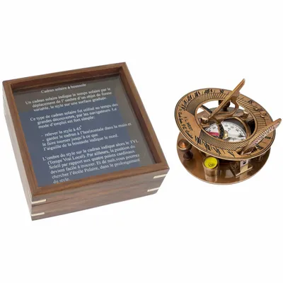 Objets de décoration - Cadran solaire a boussole, laiton vieilli, dans coffret bois, diam 7.5 cm - TRADE WINDS
