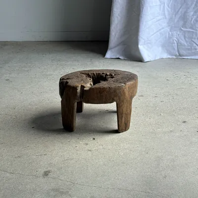Tabourets - Petit tabouret circulaire quadripode bas en teck ancien organique H20 - OFFICE OBJETS