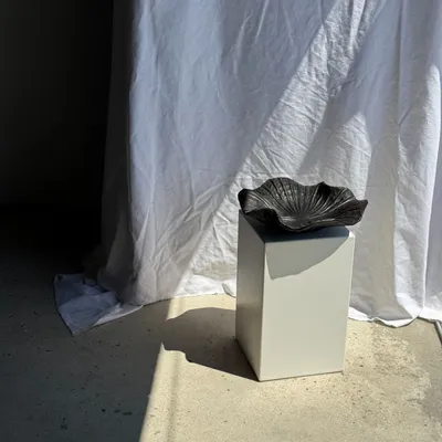 Decorative objects - Blackened teak cup in the shape of a monoxyl leaf or flower H10 D41 - OFFICE OBJETS