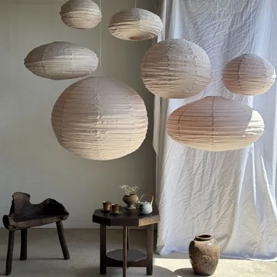 Suspensions - Petite suspension en rotin et lin naturel japonisante ronde rosée D30 - OFFICE OBJETS