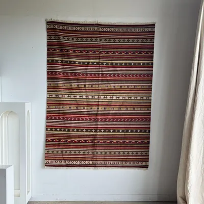 Tapis contemporains - Grand tapis indien à bandes rouges jaune et blanches frises 194x138 - OFFICE OBJETS