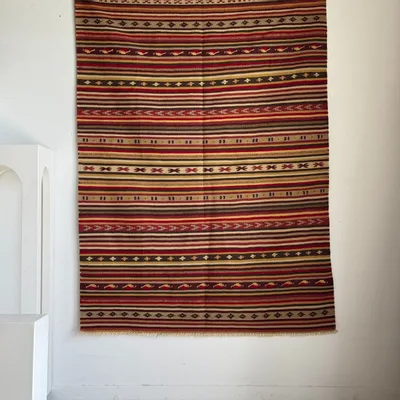 Tapis contemporains - Grand tapis indien à bandes rouges jaune et blanches frises 185x136 - OFFICE OBJETS