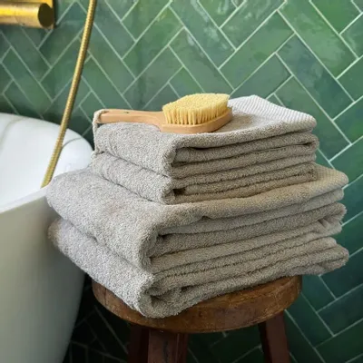 Serviettes de bain - SERVIETTE DE TOILETTE DALARÖ, SABLE 90x150cm 100 % coton, 580 g/m2 - BY WILLE