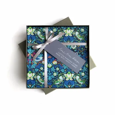 Foulards et écharpes - Écharpe bandana carrée en coton : fabriquée en tissu Liberty Strawberr - LIME TREE DESIGN