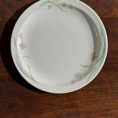 Plats et saladiers - Plat en porcelaine anglaise Churchill à motif floral rose - OFFICE OBJETS