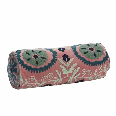 Couettes et oreillers  - Coussin de renfort en velours brodé de Suzani - MADAM STOLTZ