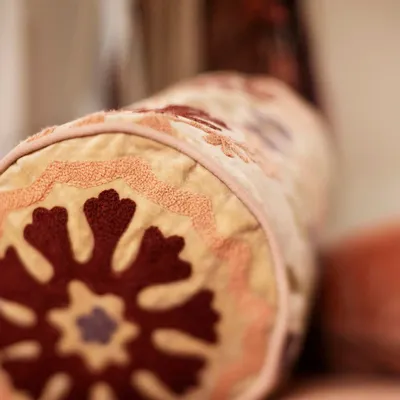 Couettes et oreillers  - Coussin de renfort en velours brodé de Suzani - MADAM STOLTZ