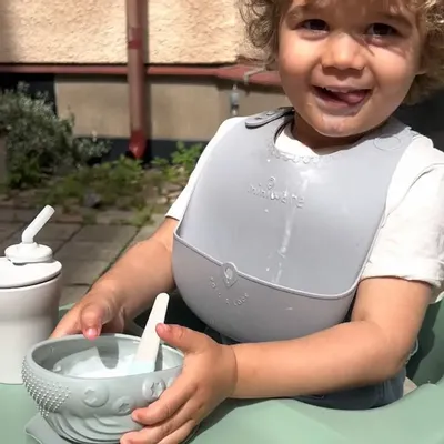 Repas pour enfant - Bavoir en silicone Roll & Lock – Gris - MINIWARE AB